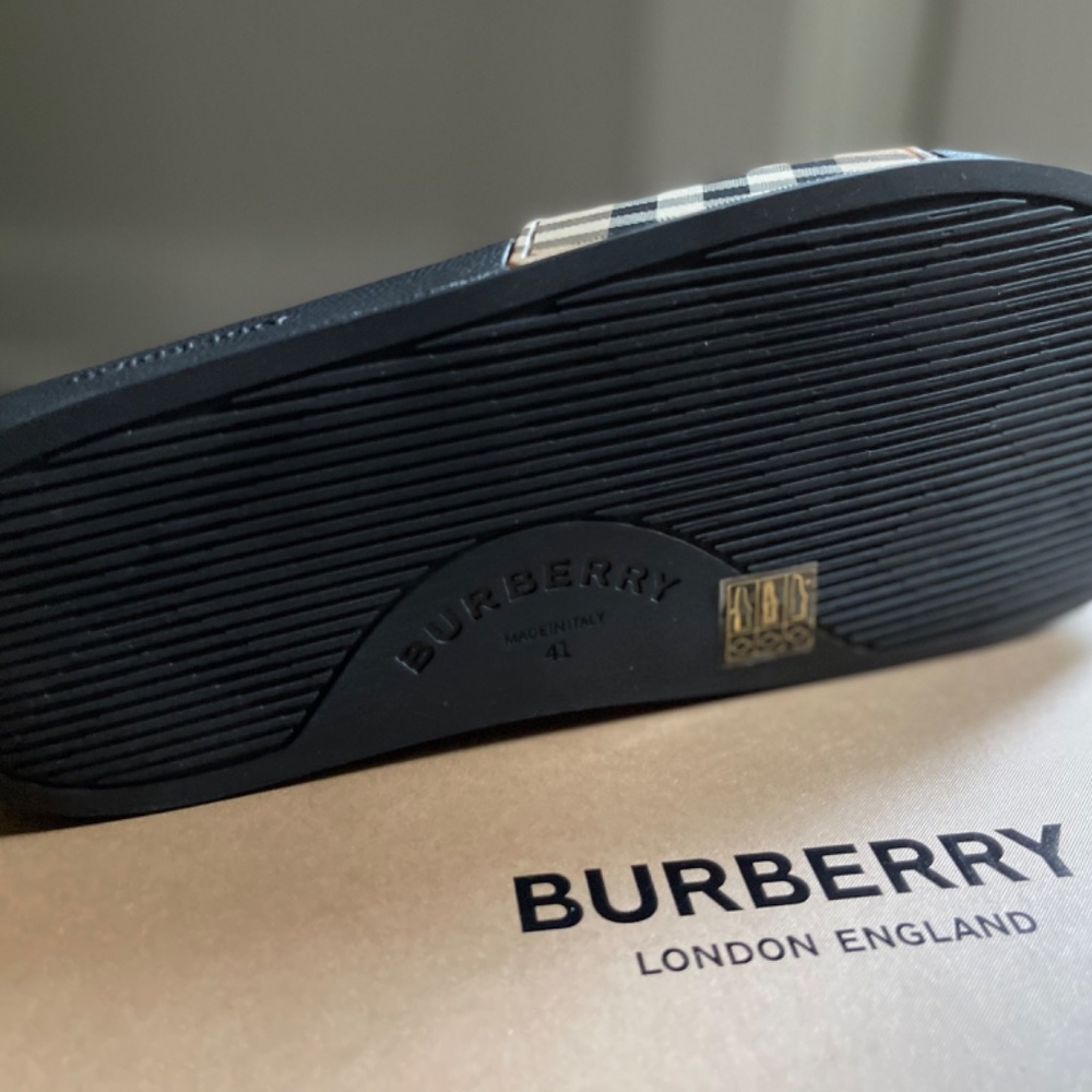 Burberry Slides - Picture 2 of 5